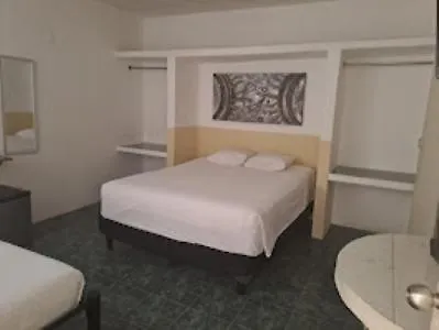 Emotion Avenida & Albergue Tulum
