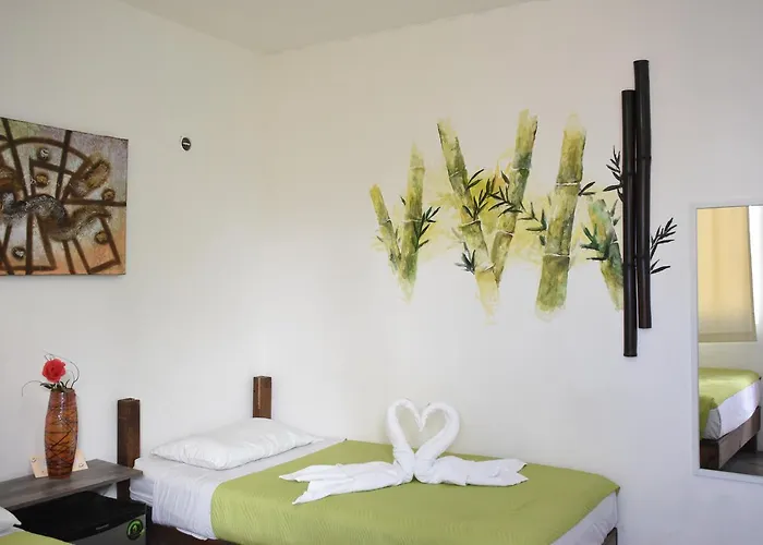 Albergue Emotion Avenida & *